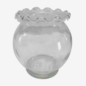 Vase boule en verre moulé col ondulé