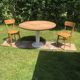 Table ronde et deux chaises
