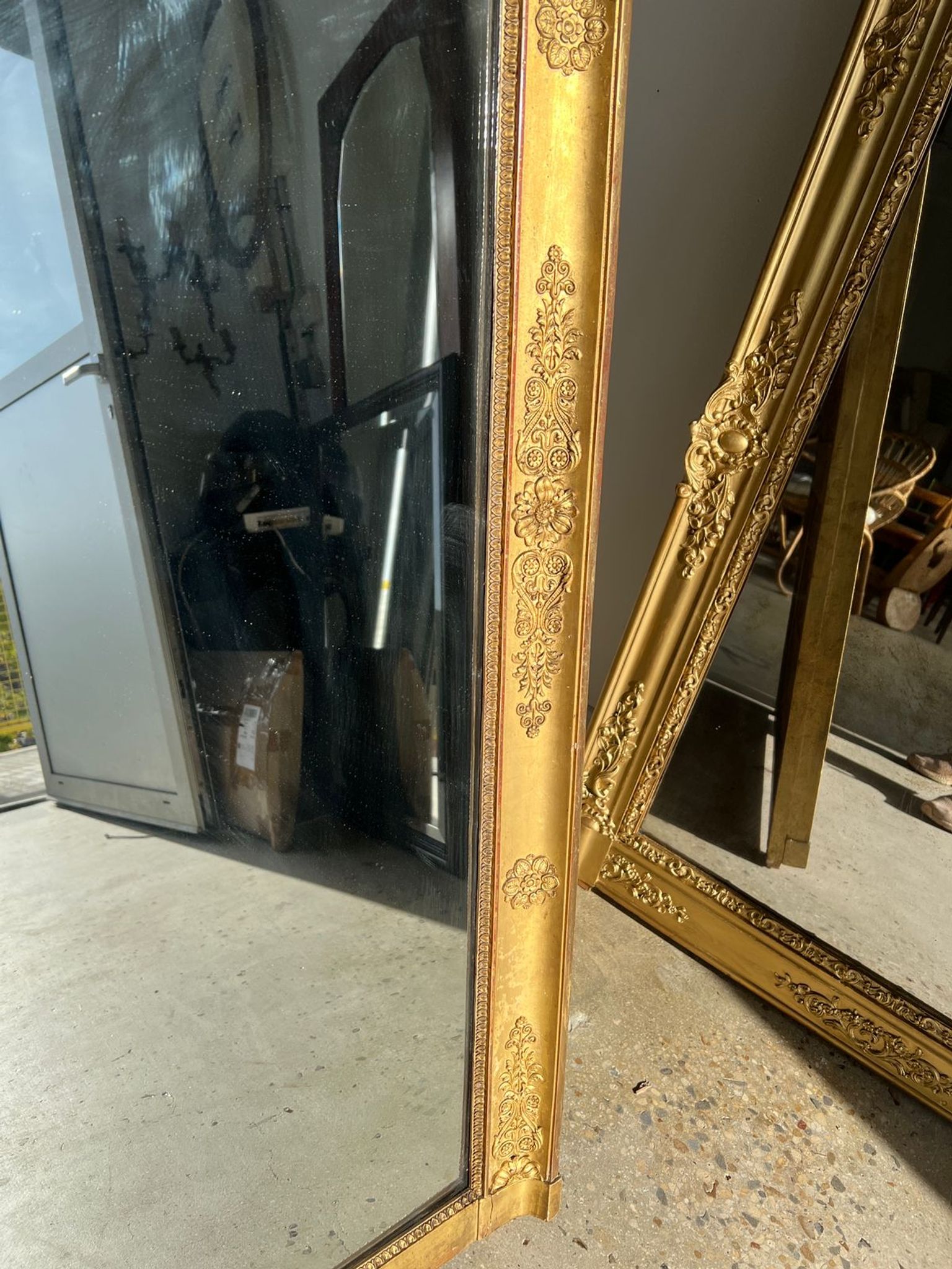Miroir doré style Restauration à décor de palmettes étirées