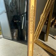 Miroir doré style Restauration à décor de palmettes étirées