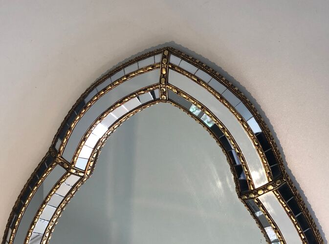 Miroir constitué de miroirs multi-facettes et guirlandes de laiton, travail français, vers 1970