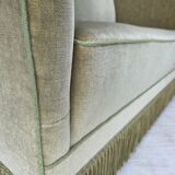 Canapé danois 2 places des années 1970, revêtement en velours, pieds en hêtre.