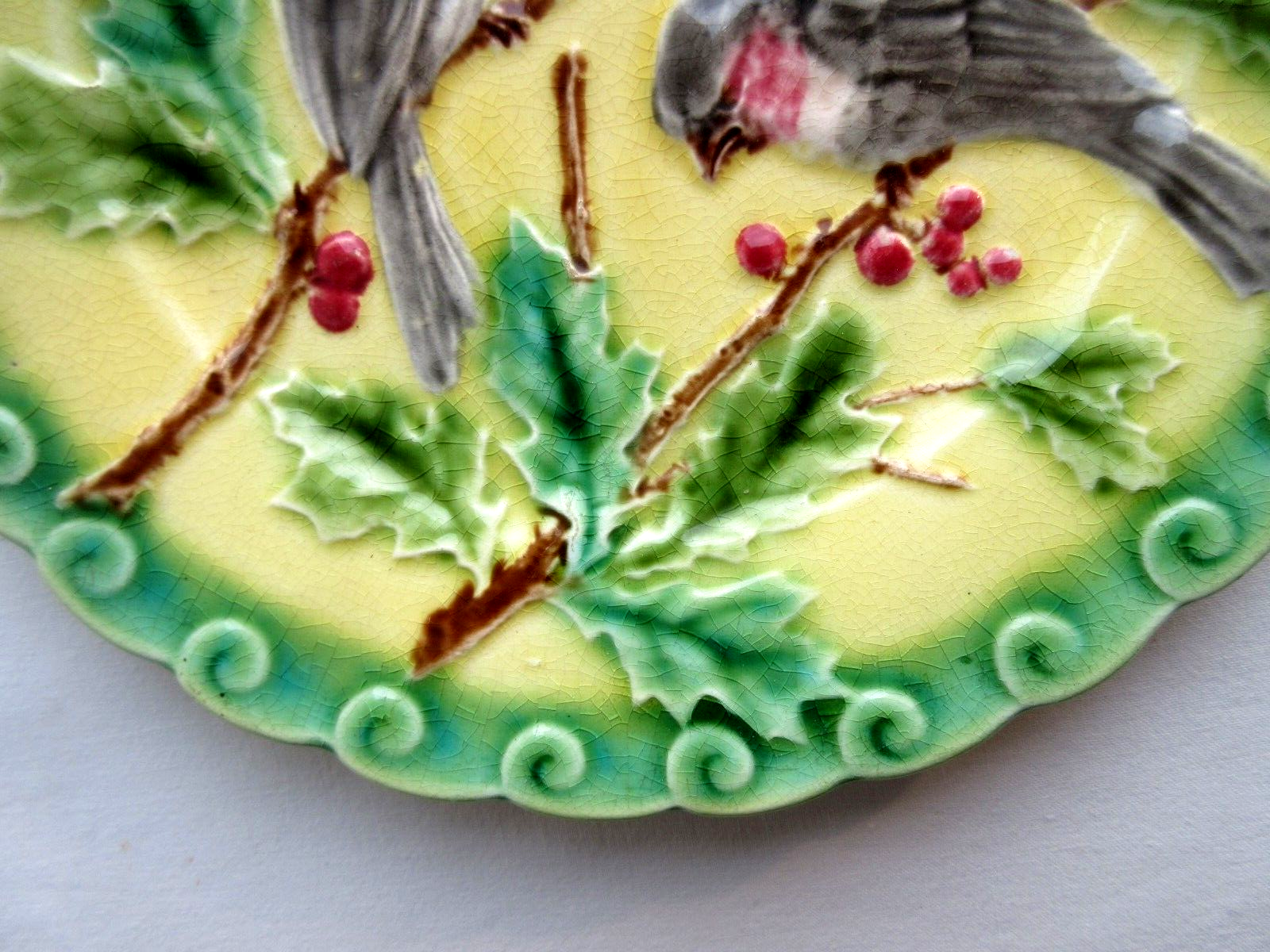 Art Deco slip plate yellow background Sarreguemines: 2 Birds pecking holly