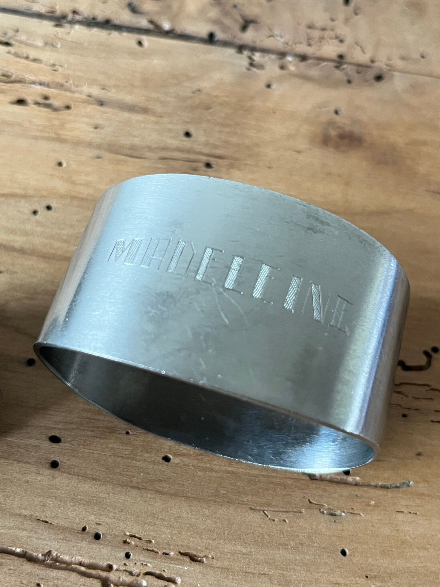 Vintage napkin ring engraved "madeleine"