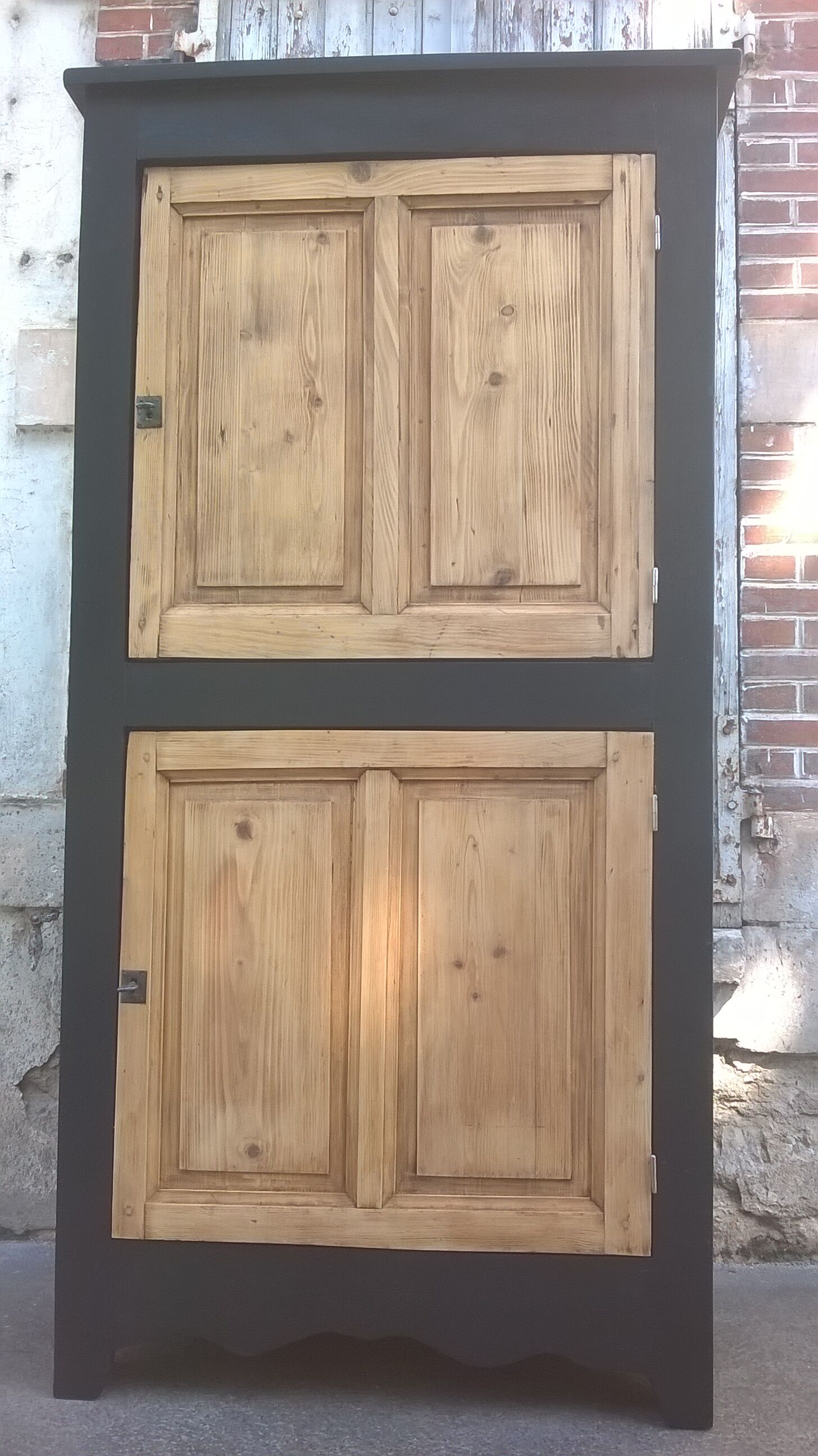 Cabinet patina black and green