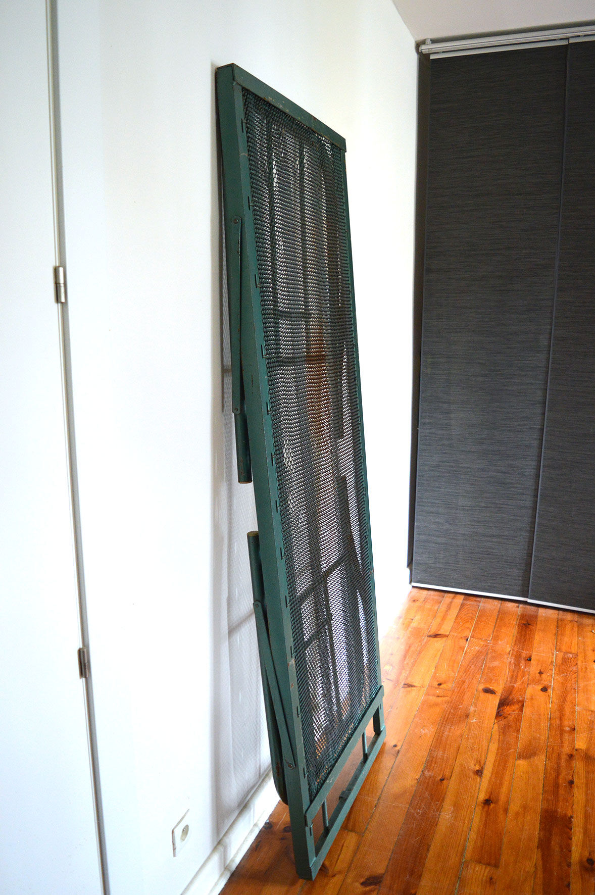 Foldable metal extra bed