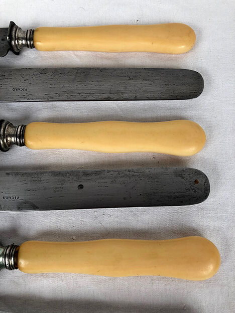 Série de douze couteaux anciens manches en os et lames acier