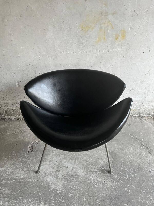 Fauteuil Slice de Pierre Paulin pour Artifort — Fauteuil lounge sculptural en cuir noir des années 1960, pieds en métal