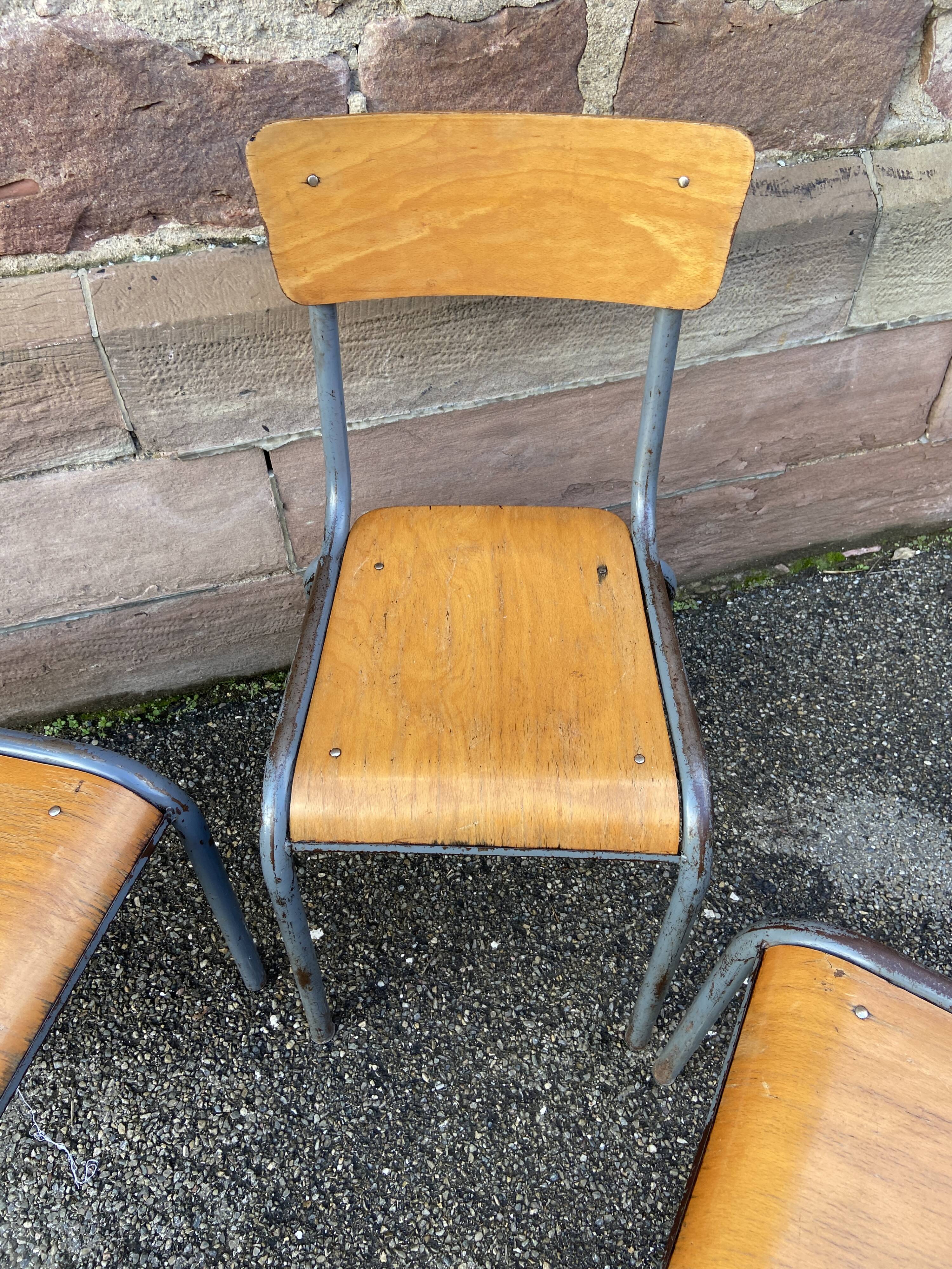 4 chaises d'école Vintage