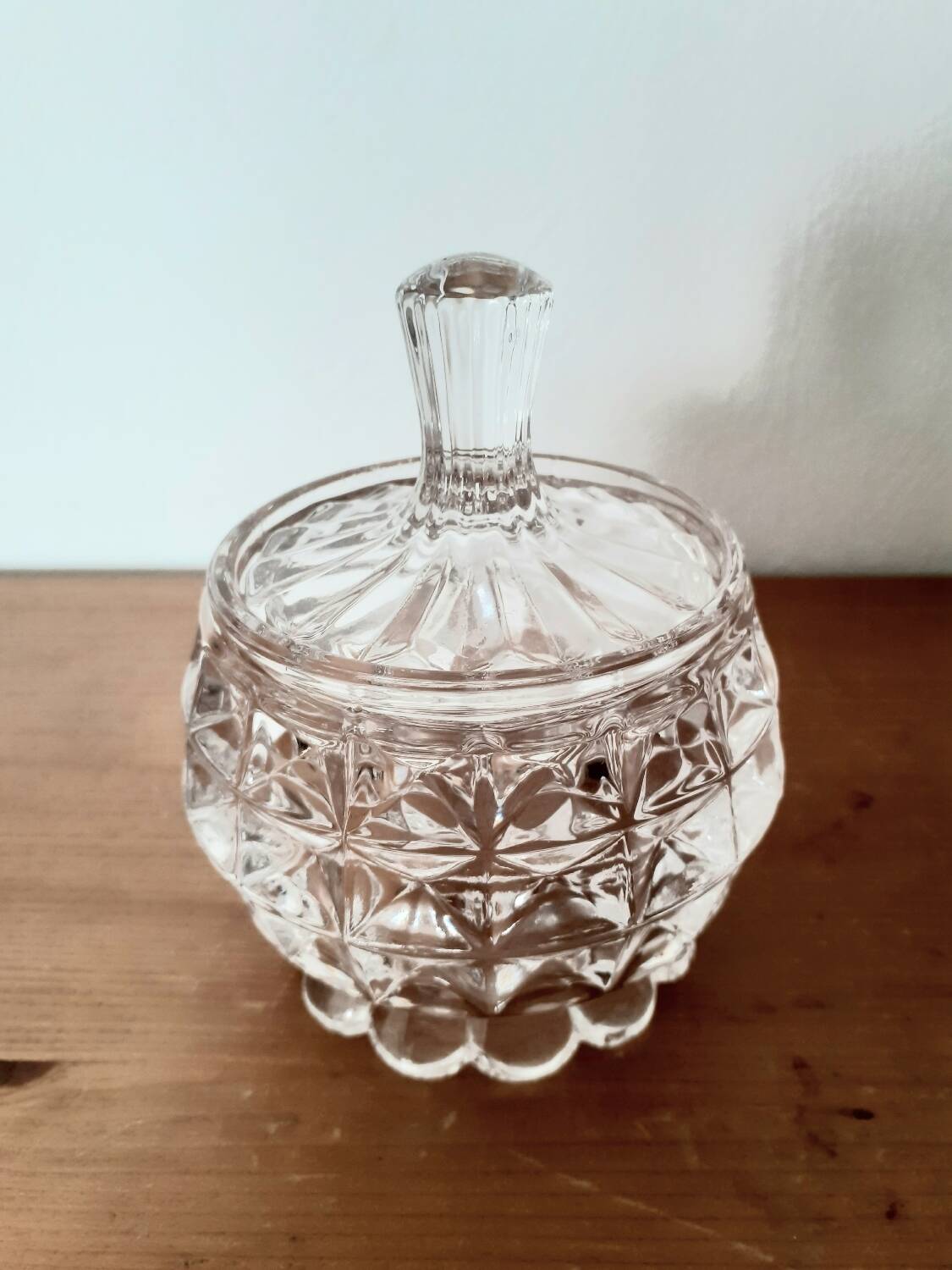 Small pot with chiseled crystal lid