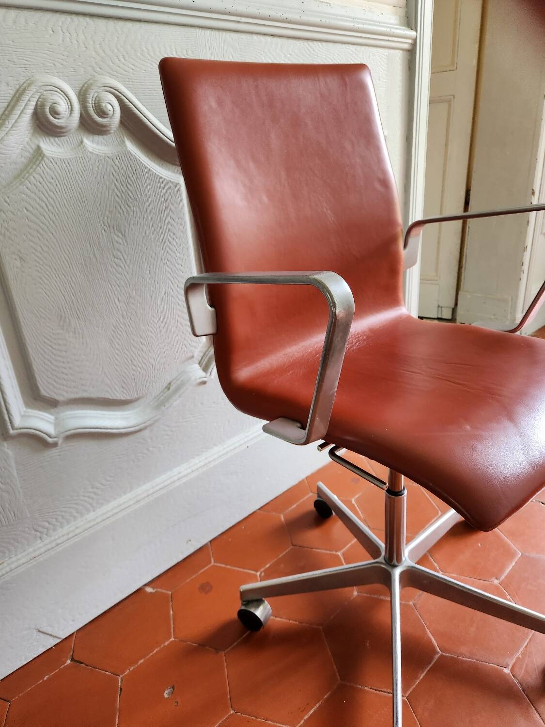 Oxford armchair by Fritz Hansen in walnut leather