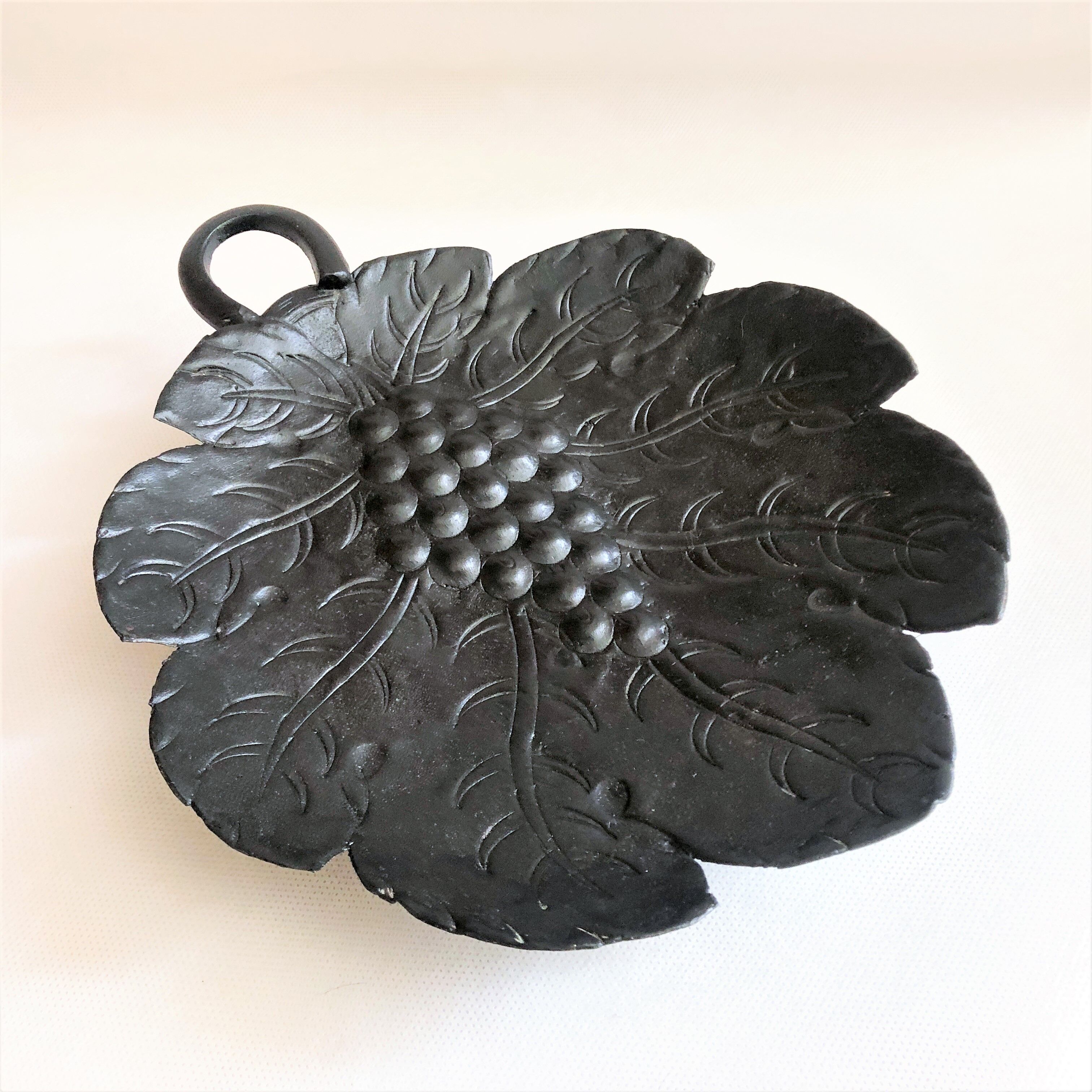 Vide-poche ou plat métal feuille de vigne et grappe de raisin