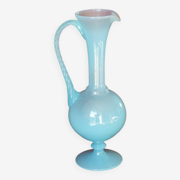 Aiguière, vase en opaline bleu.