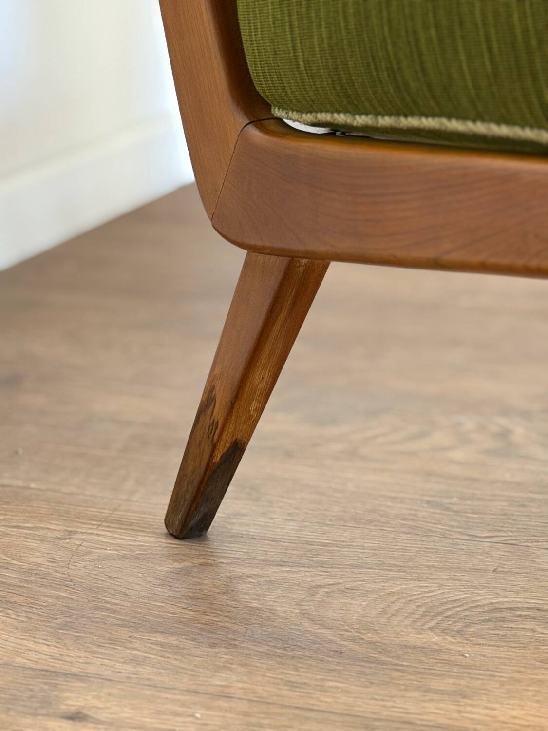 Paire de fauteuils vintage en bois et tissu