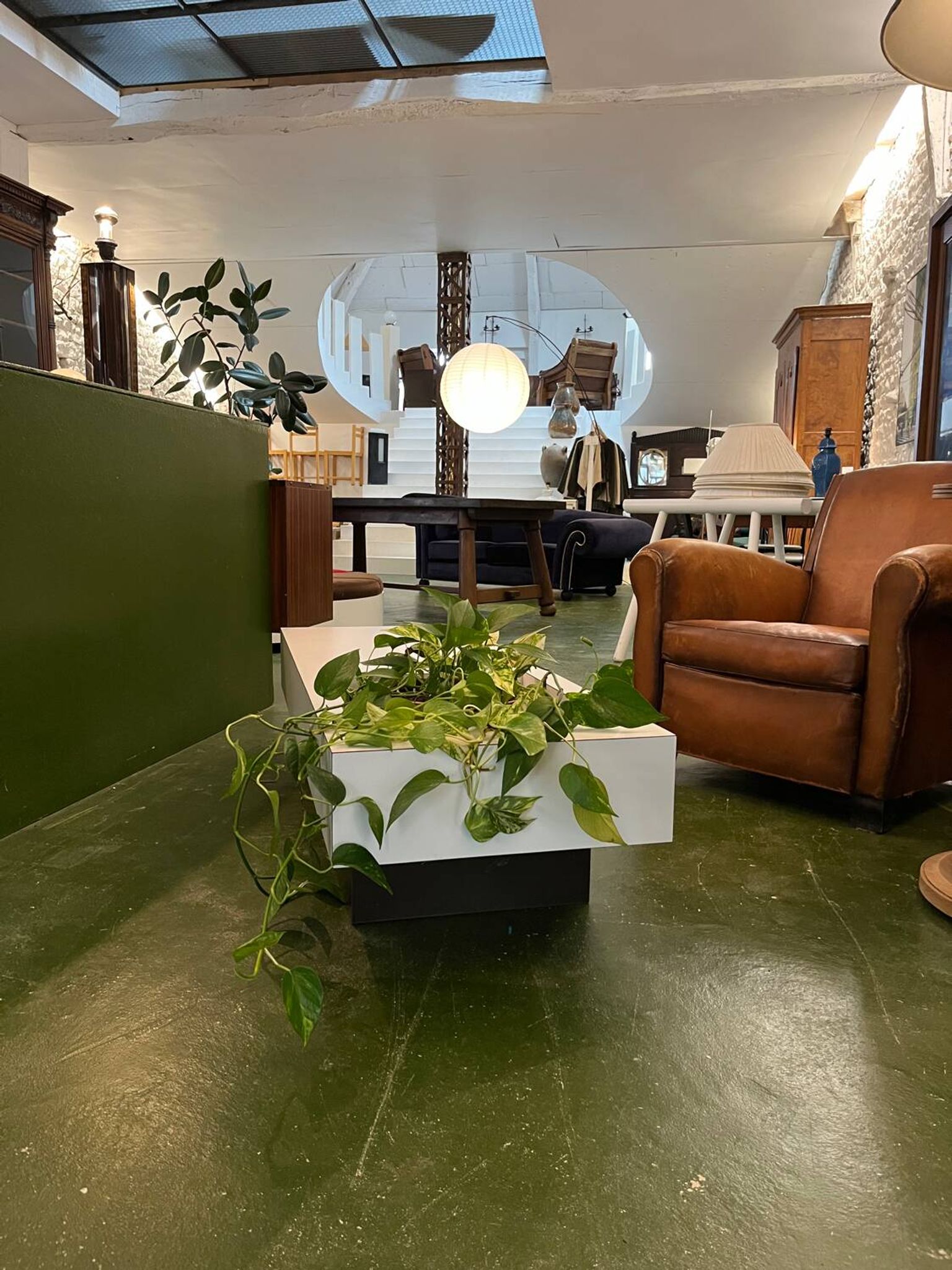 1970s jardinière table in white formica made by Roche Bobois.