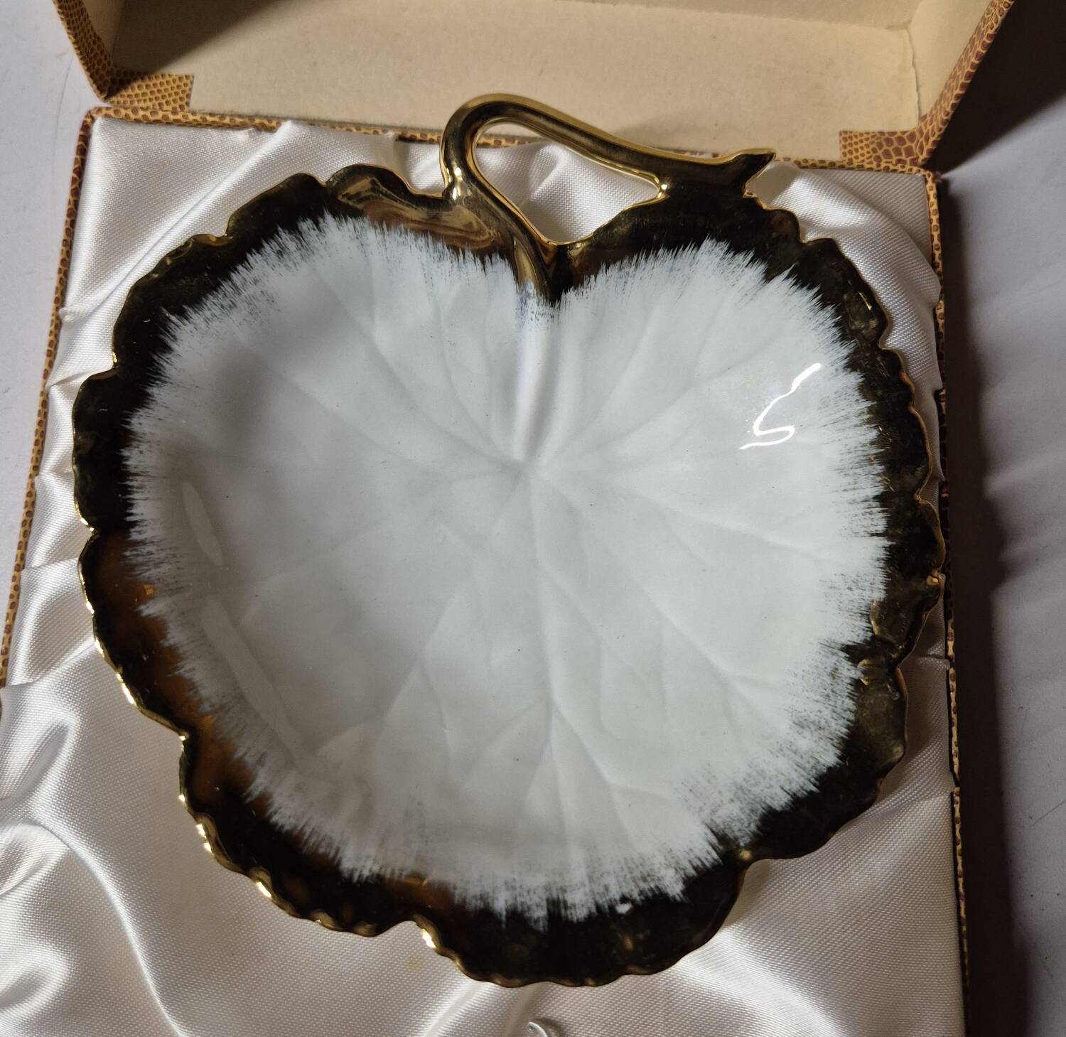 Ancienne coupelle vide poche feuille en porcelaine de limoges blanc or