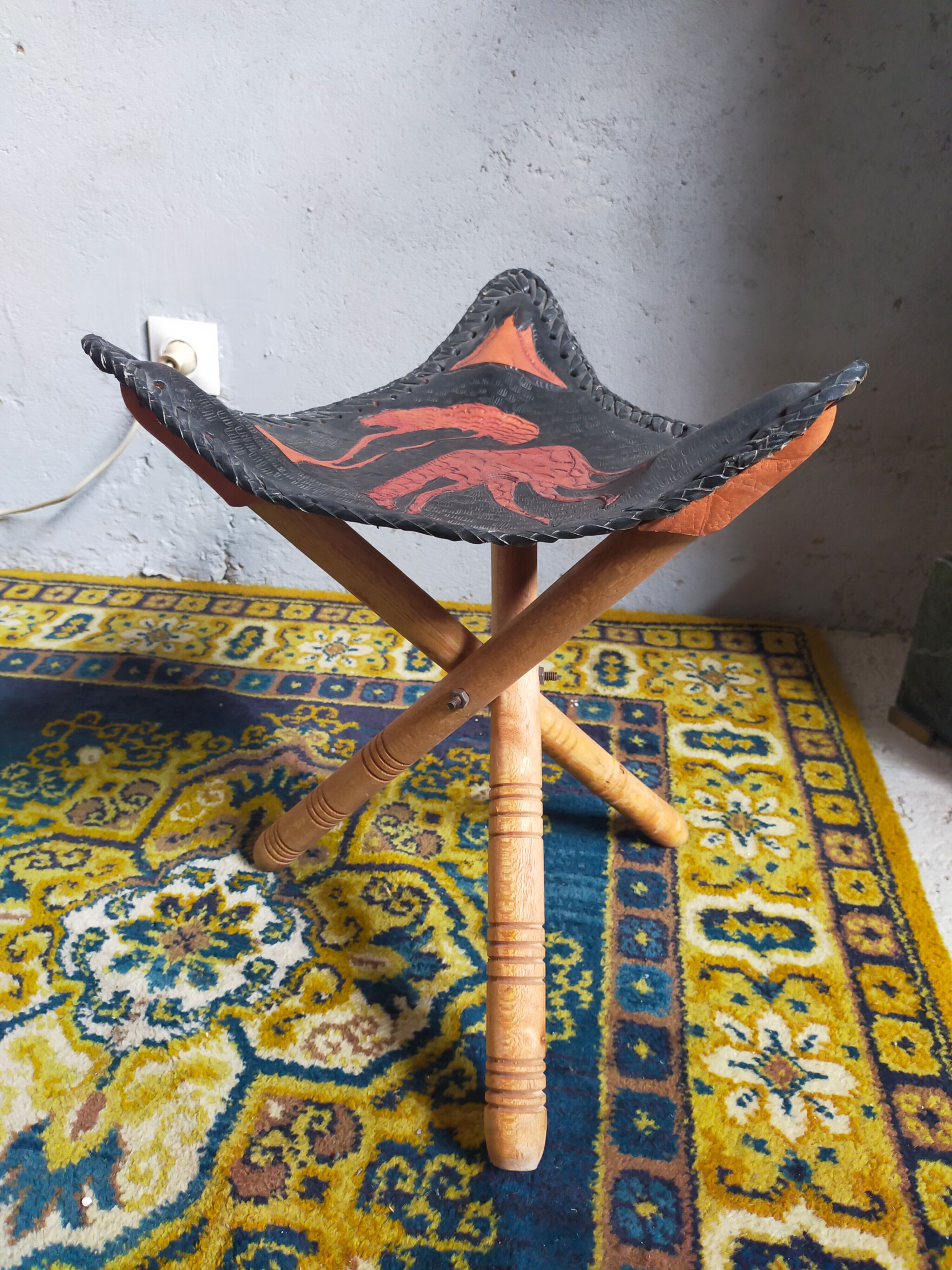 Folding tripod stool in Africa leather