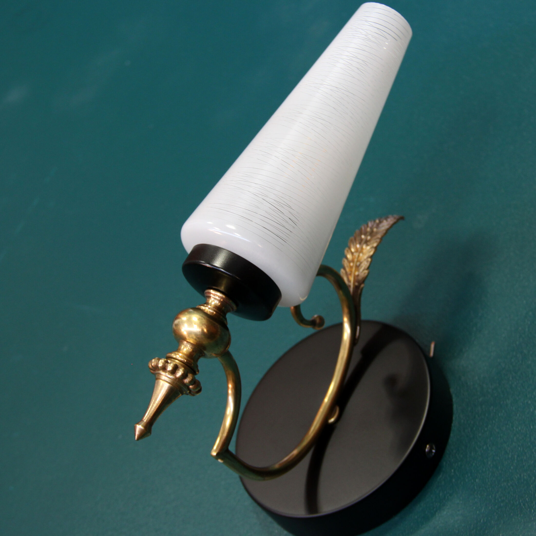 Pair of brass wall sconces tulips in white striated glass and black metal