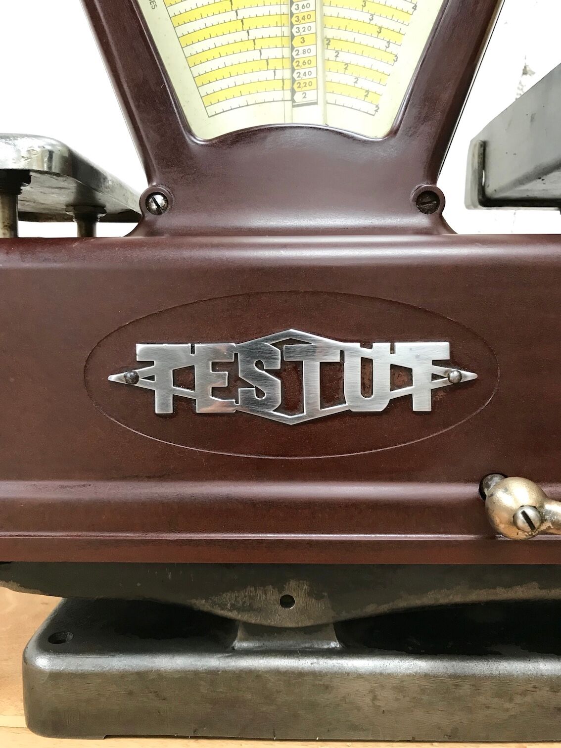 Testut kitchen scale in bakelite