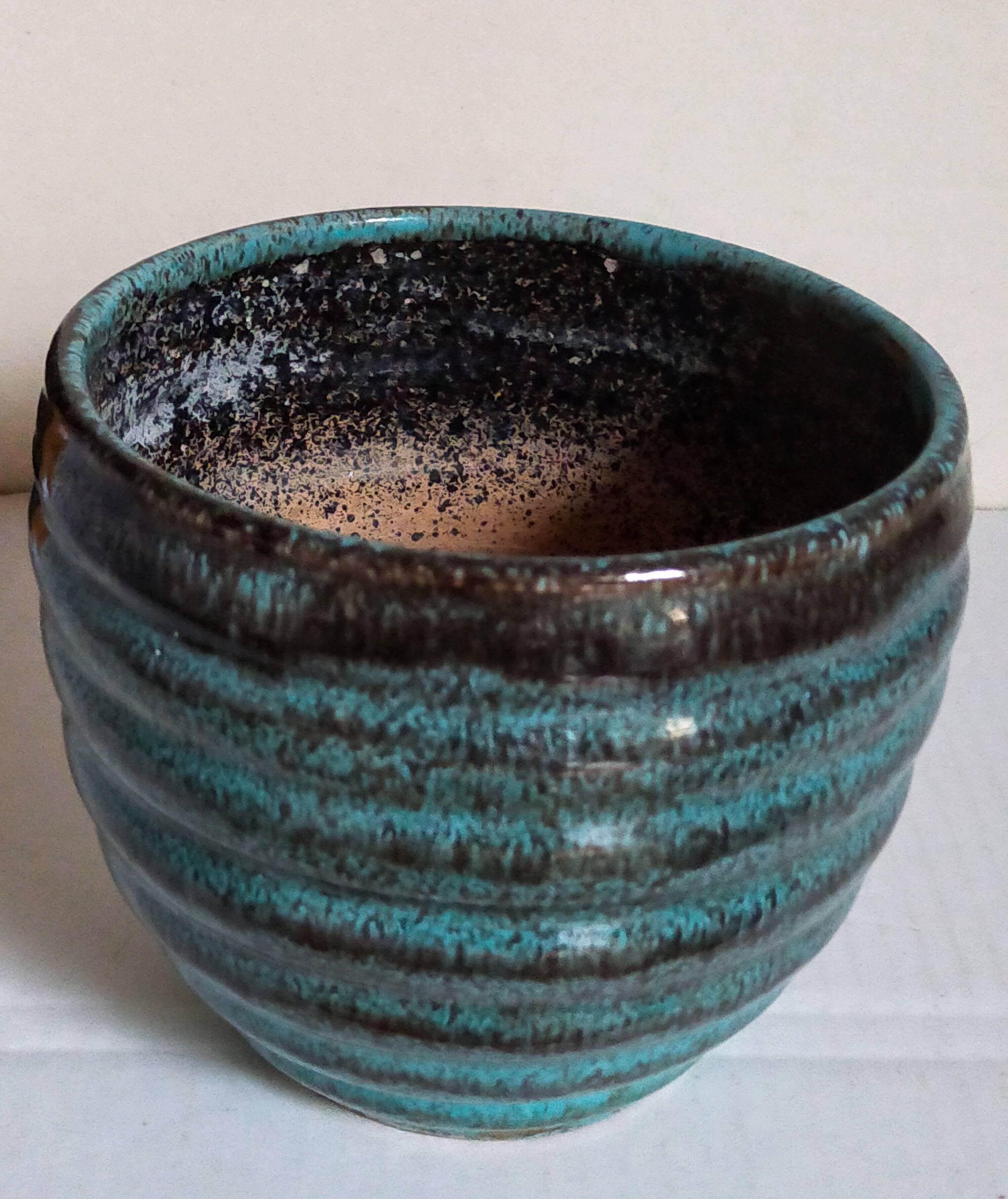 Cache-pot en céramique à godrons émail moucheté années 40