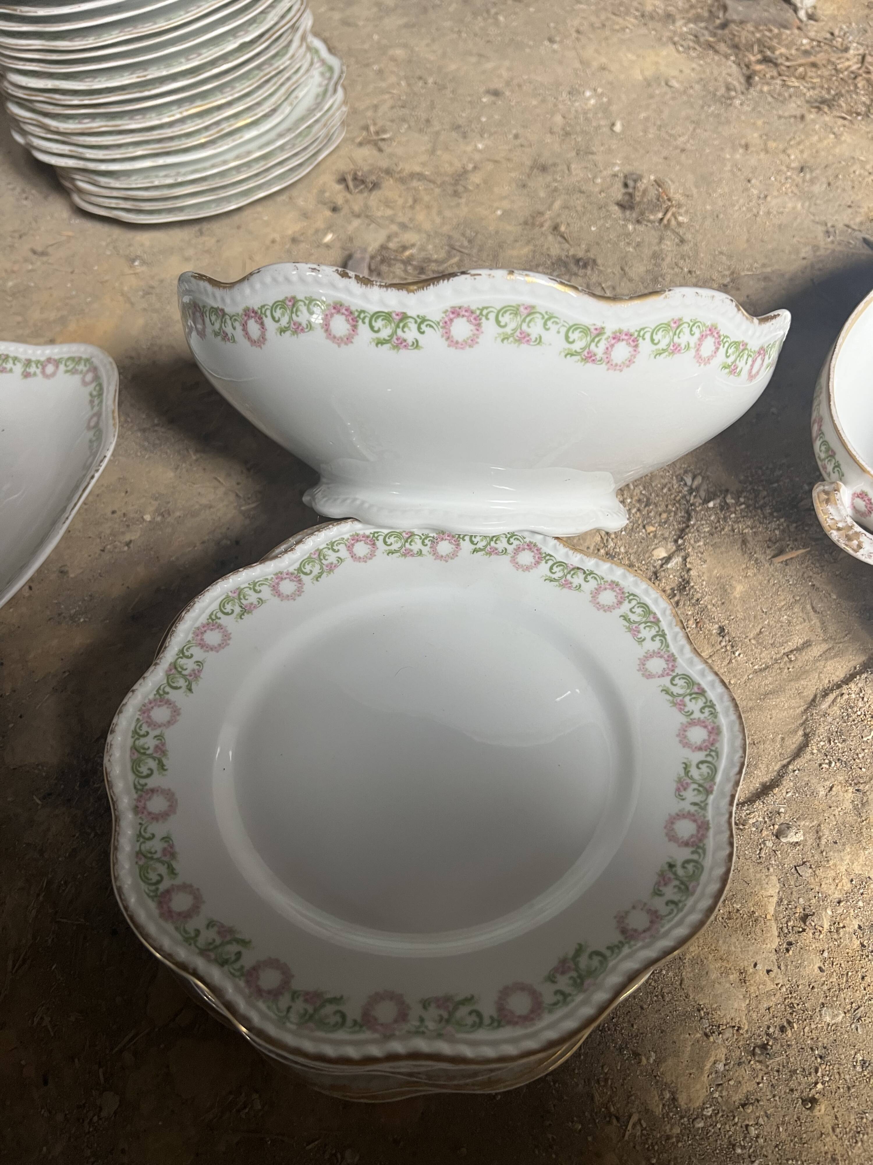 Large Limoges porcelain dinner service – floral decoration and gold trim