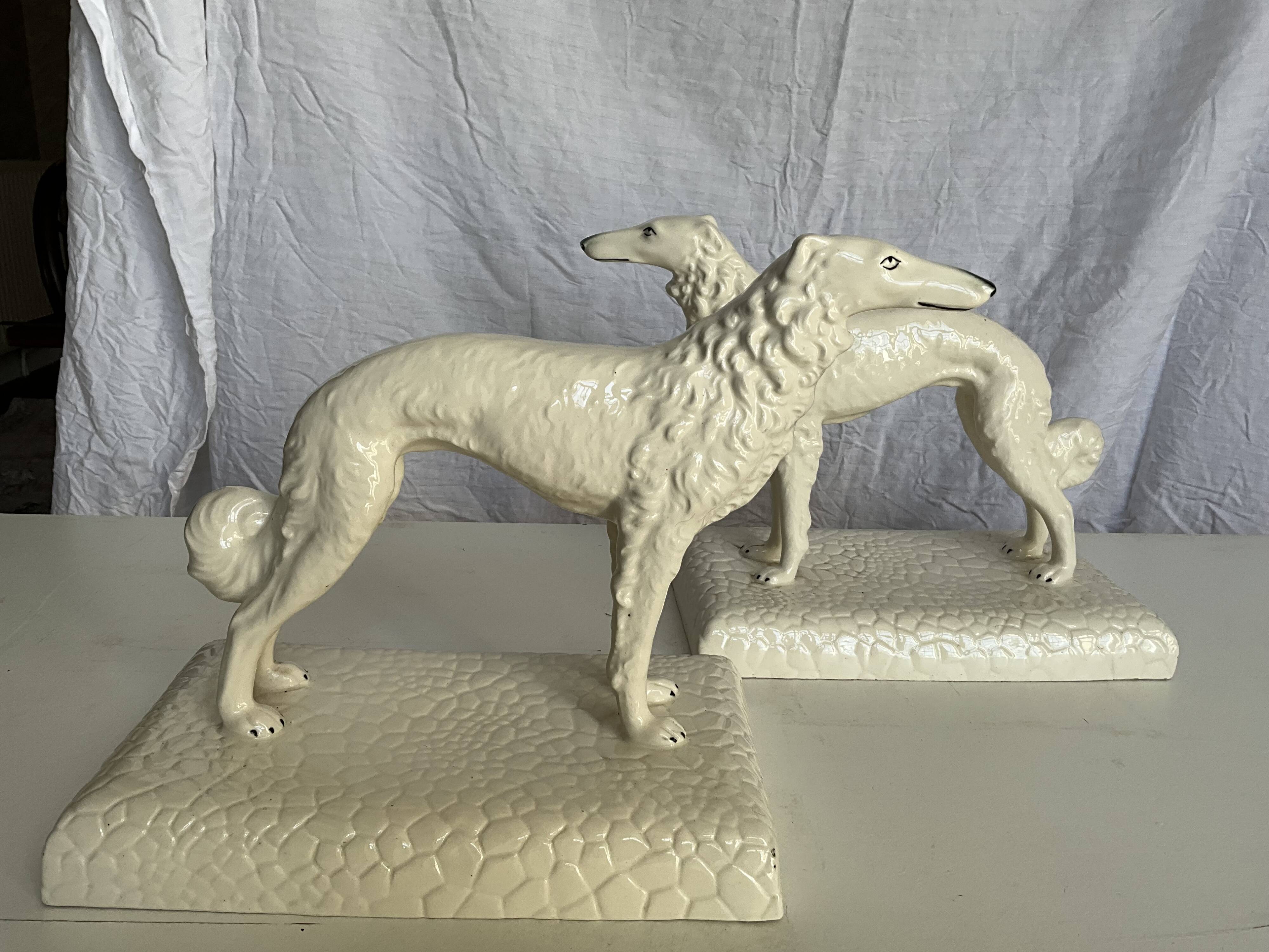 Rare paire de figurines en porcelaine de greyhound/borzoi. Tchécoslovaquie