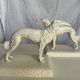 Rare paire de figurines en porcelaine de greyhound/borzoi. Tchécoslovaquie