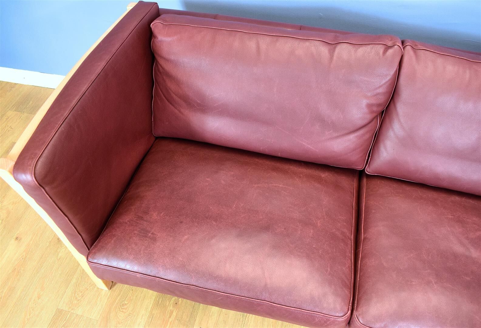 Mid century modern danish maroon leather & beech 2.5 seat sofa settee