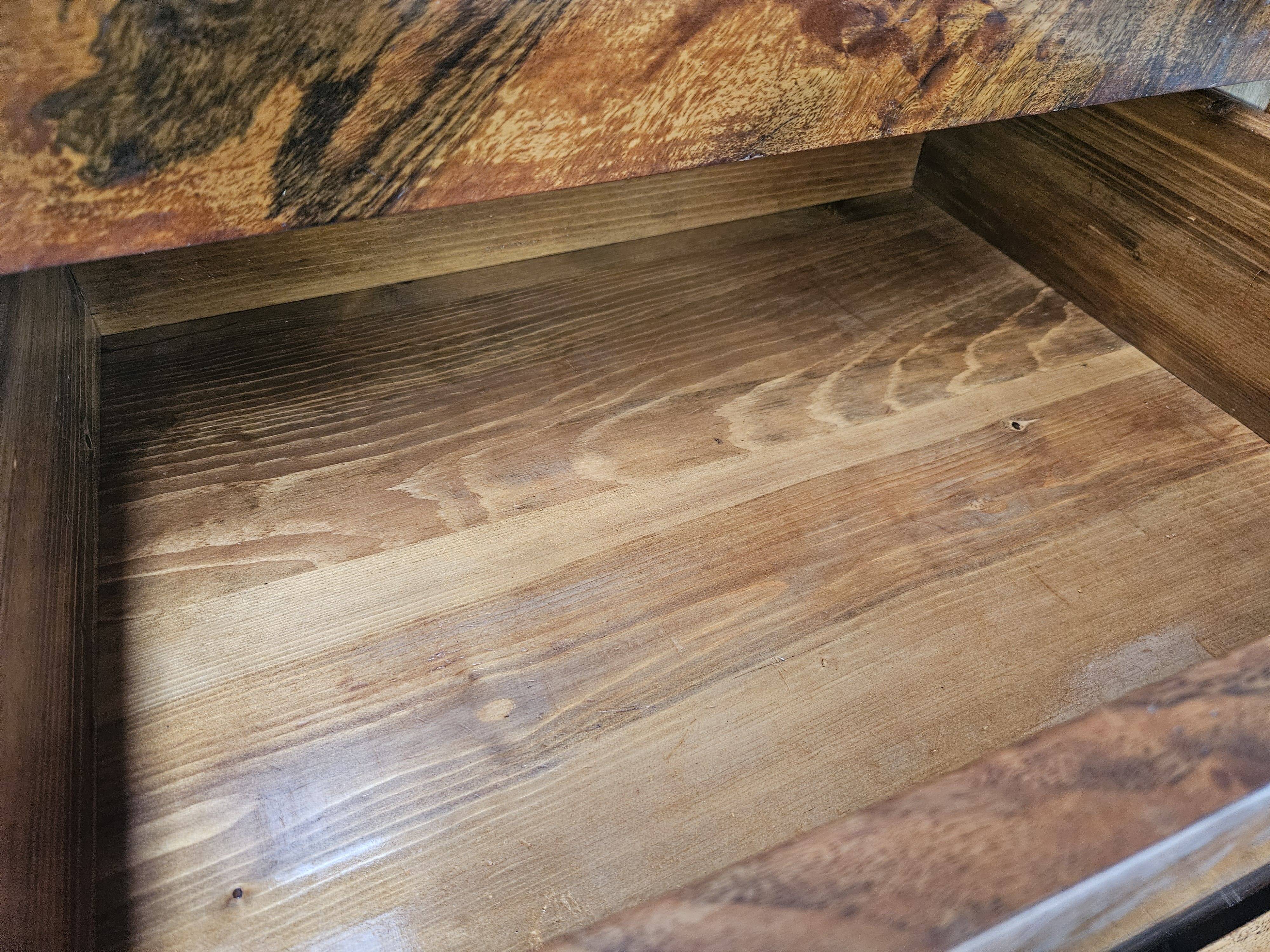 Art Decò display cabinet in walnut burl