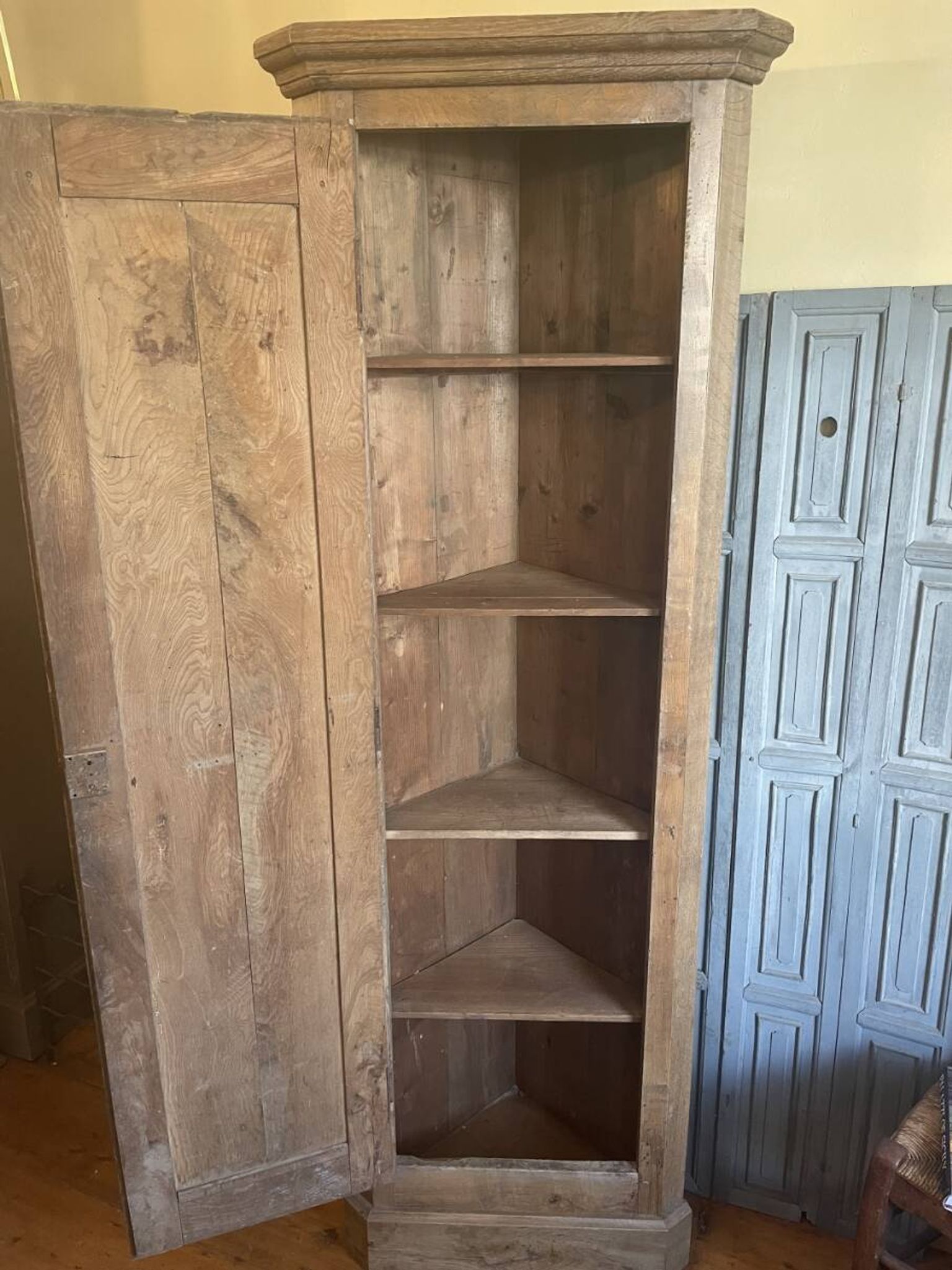 Armoire d'angle provinciale XIXe siècle noyer/chêne