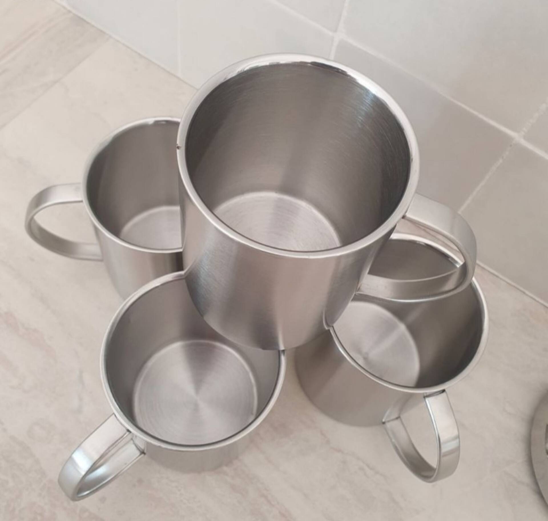 4 Grandes Tasses en inox et son support métallique