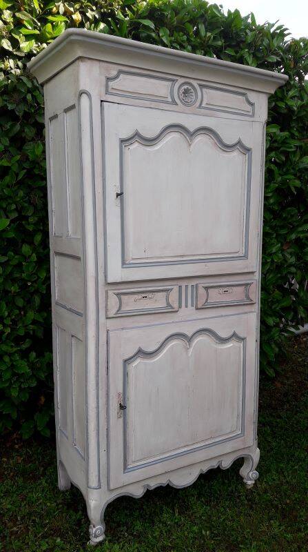 Bonnetière, standing man, Louis XV, 18th century walnut