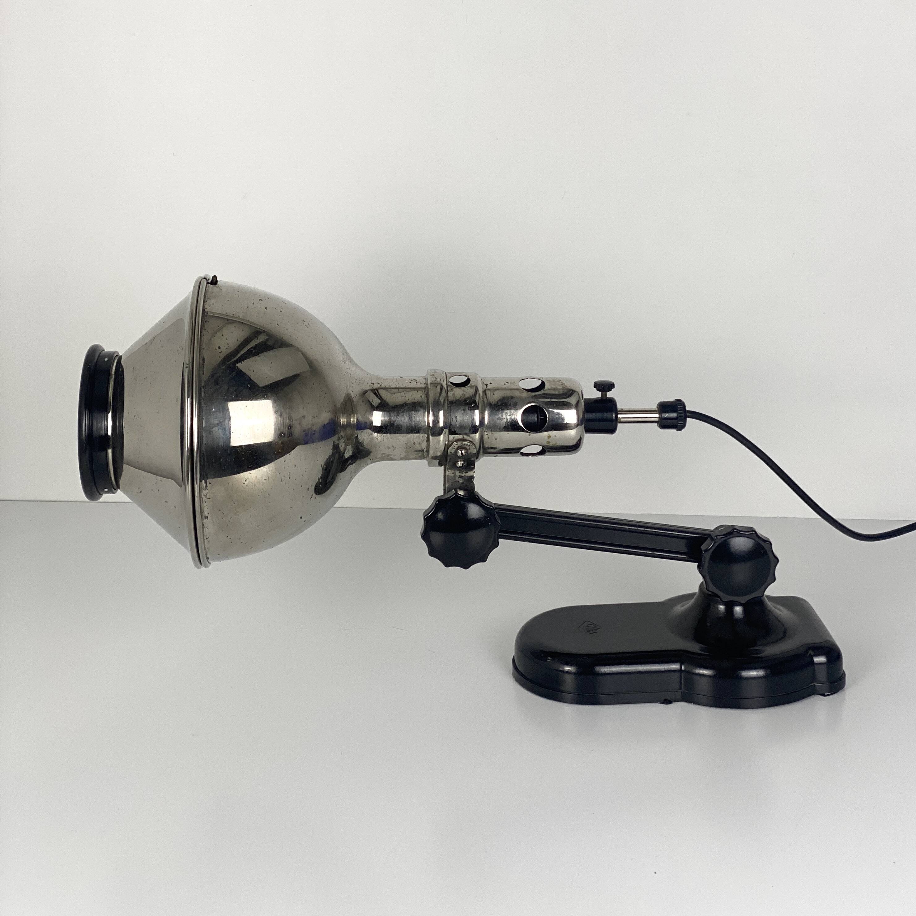 Directional articulated lamp in nickel-plated chrome and black bakelite, with cast iron counterweight.