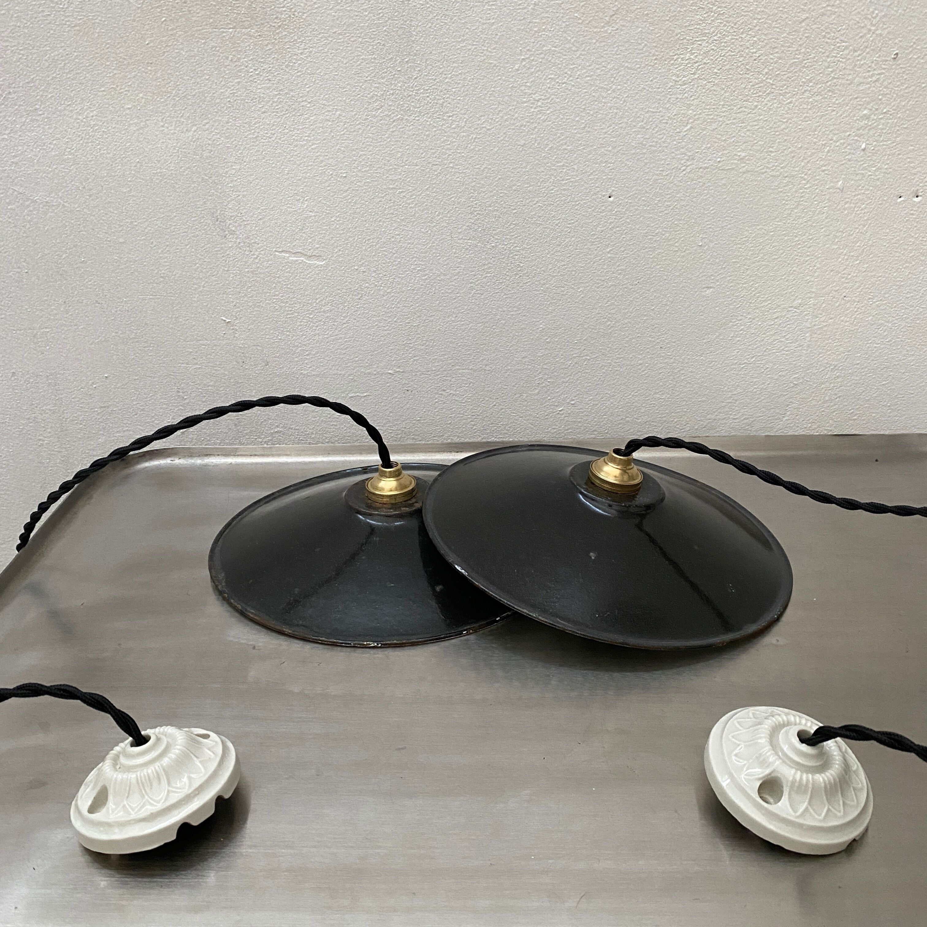 Lot 2 industrial hanging emaillee noires