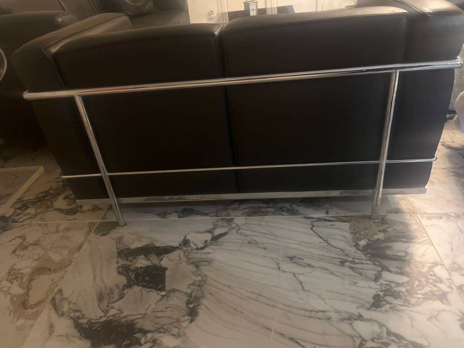 Canapé LC2 en cuir noir – Cassina, Le Corbusier / Perriand / Jeanneret