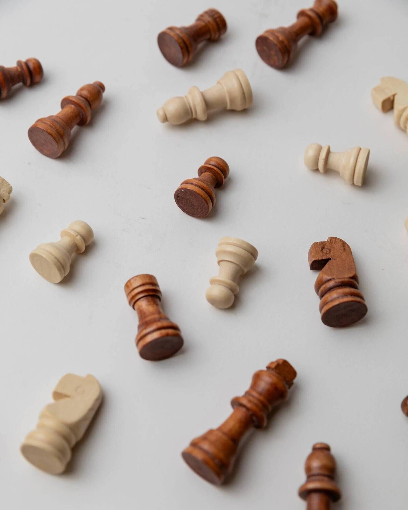 Vintage 1980s round chess set in marble, with a beige and pink marble board and wooden pieces.
