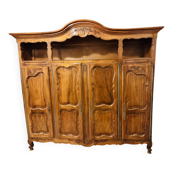 Magnifique buffet-vaisselier deux corps en noyer sculpté, style Louis XV
