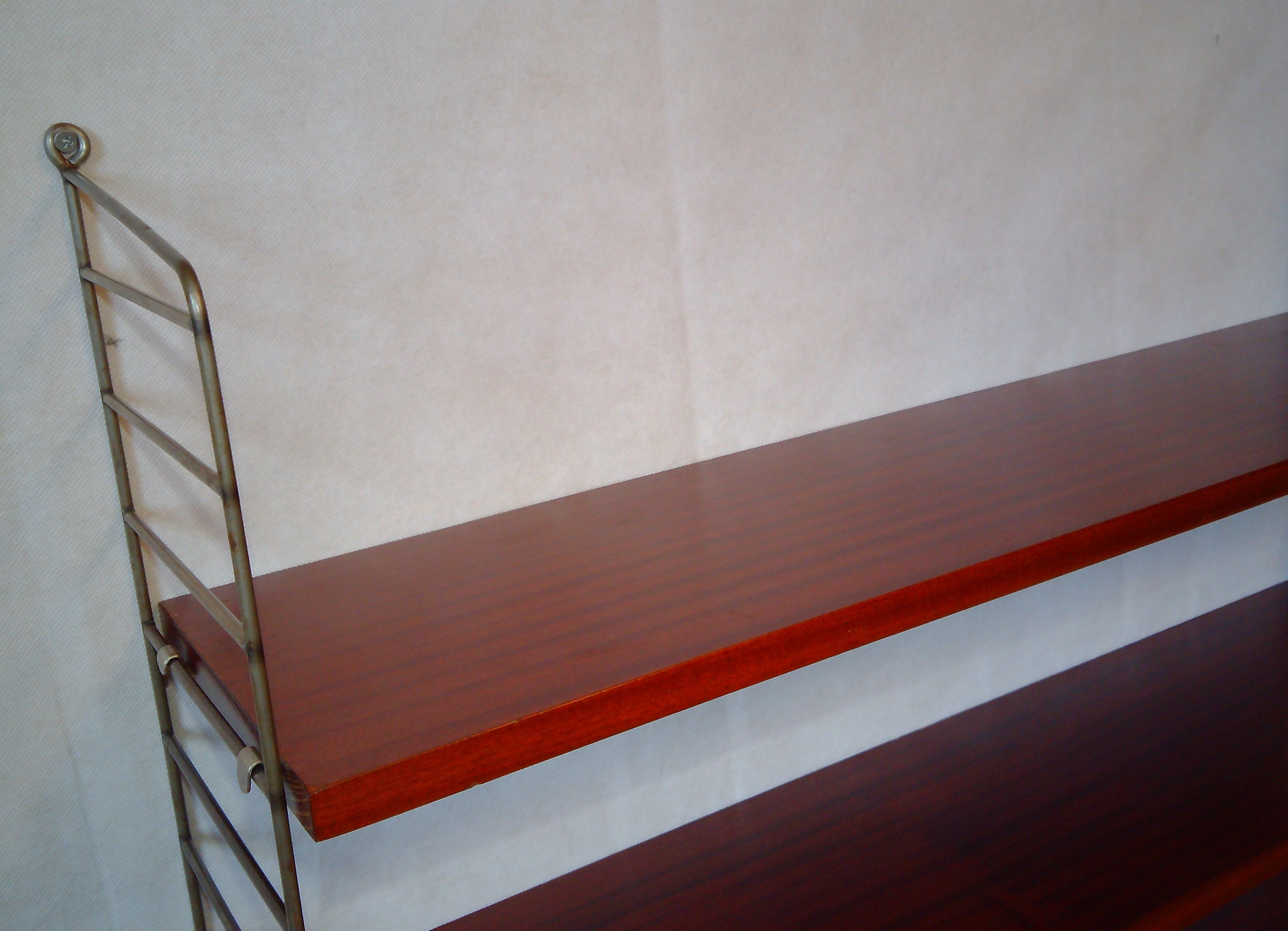 String shelf by Nisse Strinning with three mahogany shelves. Gungrey metal sides.