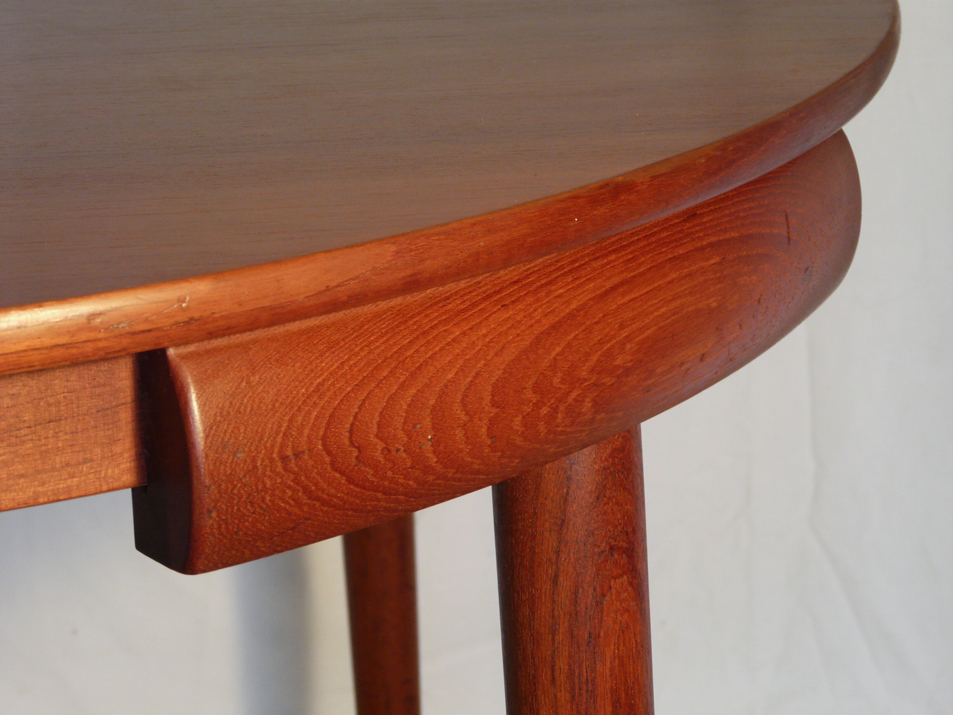 Scandinavian extensible round table Hans Olsen