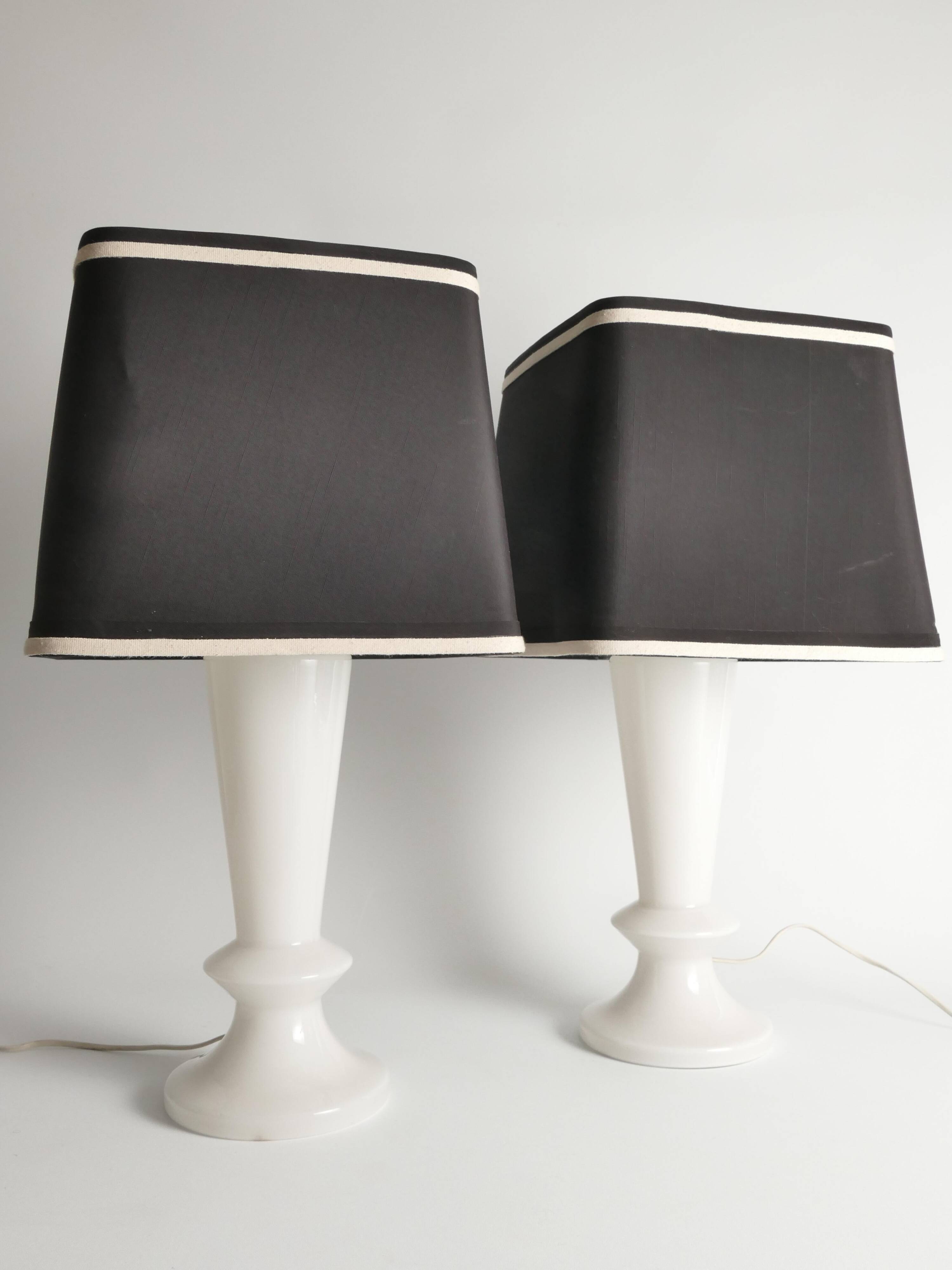 Paire de lampes de table en verre opalin de style mid-century moderne, Suède, ensemble de 2