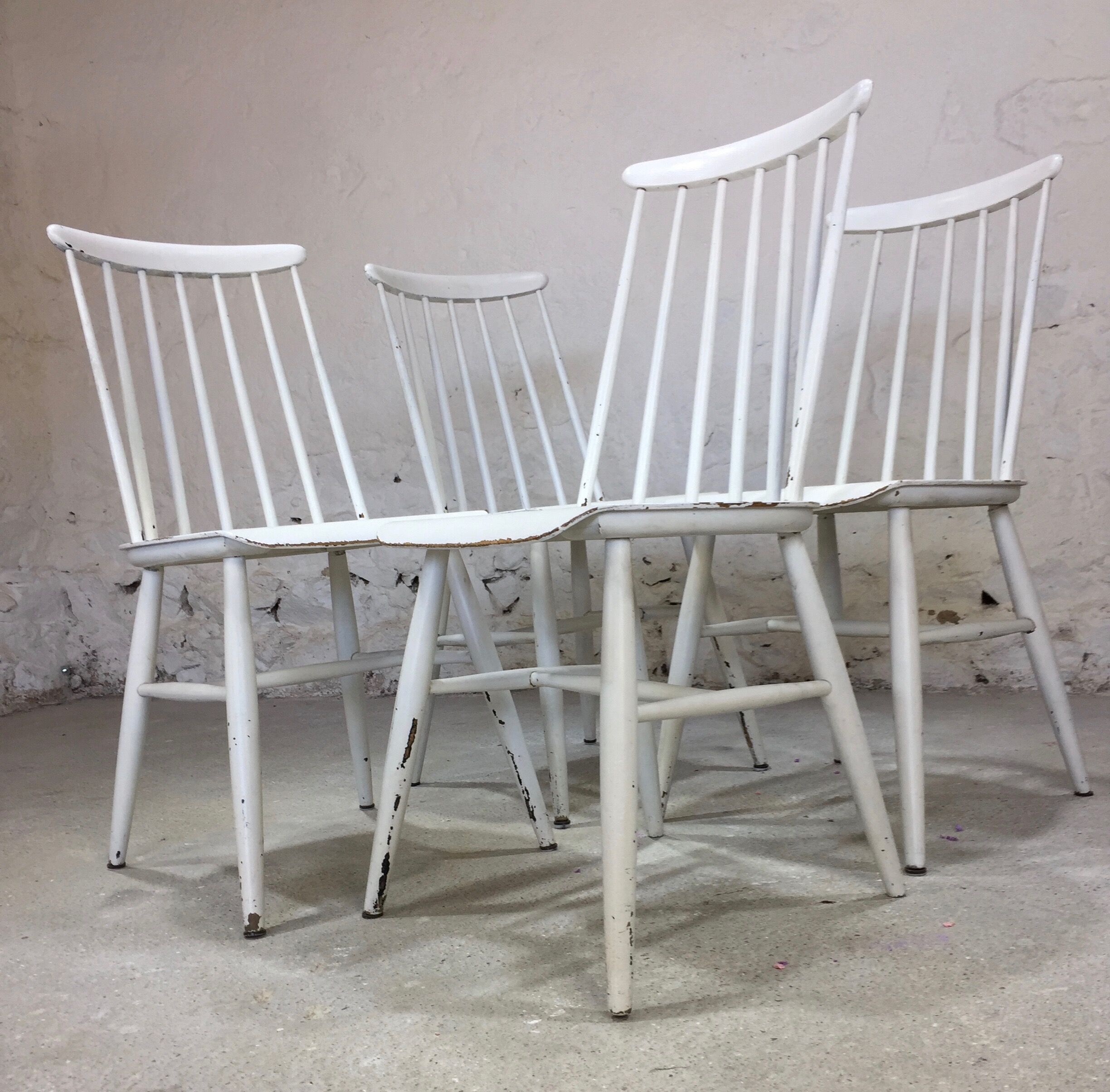 Lot of 4 white wooden chairs