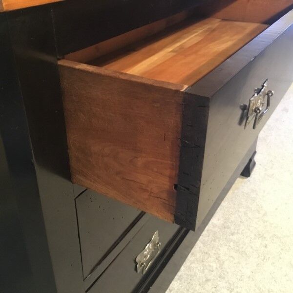 Black chest of drawers