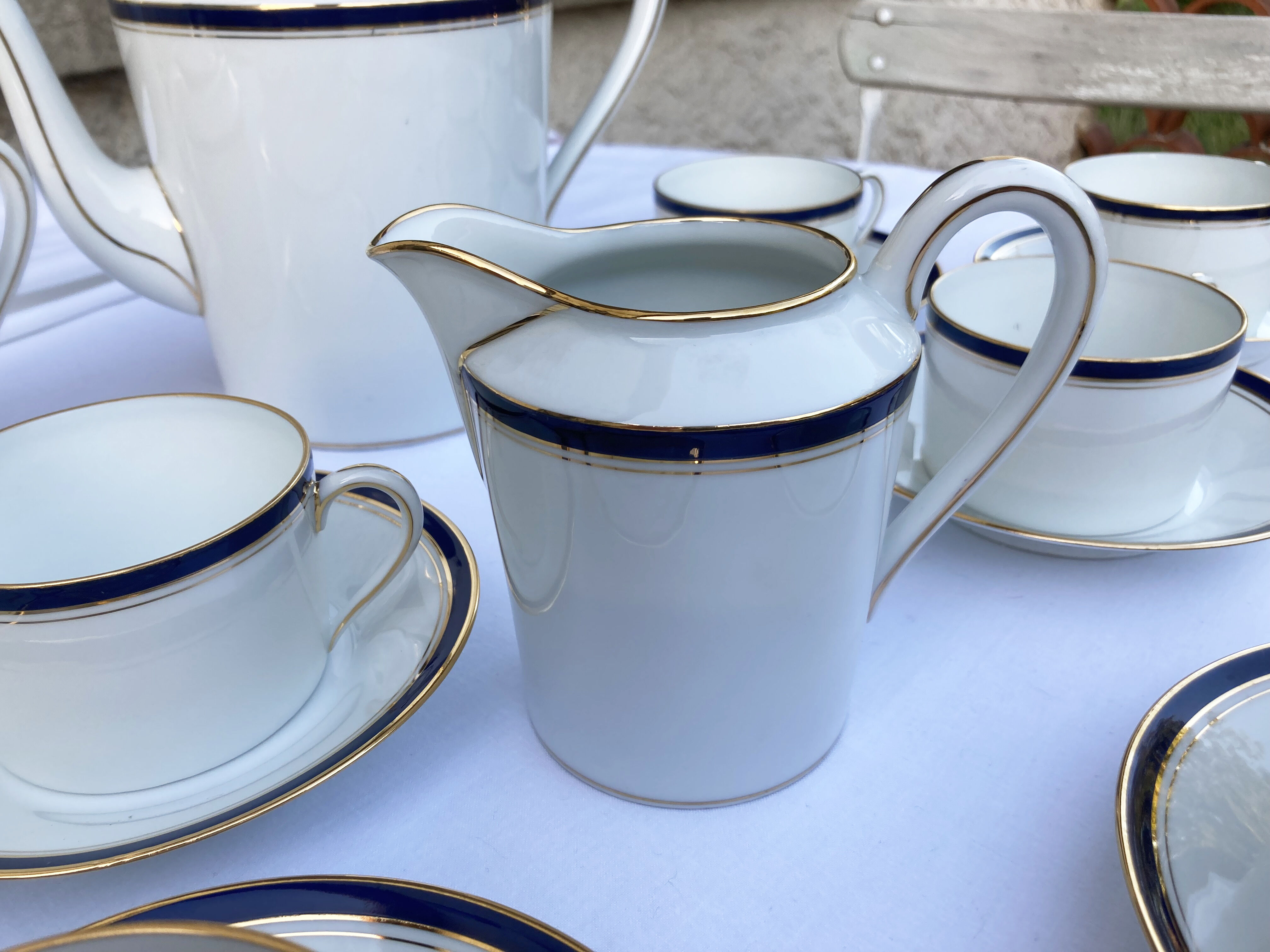 Service à thé en porcelaine de limoges blanche à filet bleu marine et