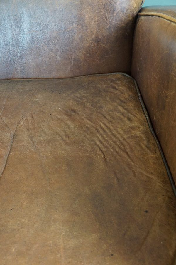 Paire de fauteuils en cuir de mouton