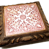 Dessous de plat contour bois faïence décoré motif rouge/bordeaux