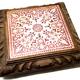 Dessous de plat contour bois faïence décoré motif rouge/bordeaux