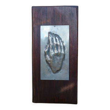 Tableau décoratif contemporain en bois et Main en aluminium signé 1970