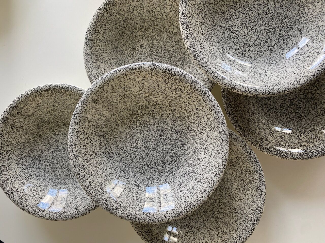 Set of 8 hollow plates in Italian speckled ceramic