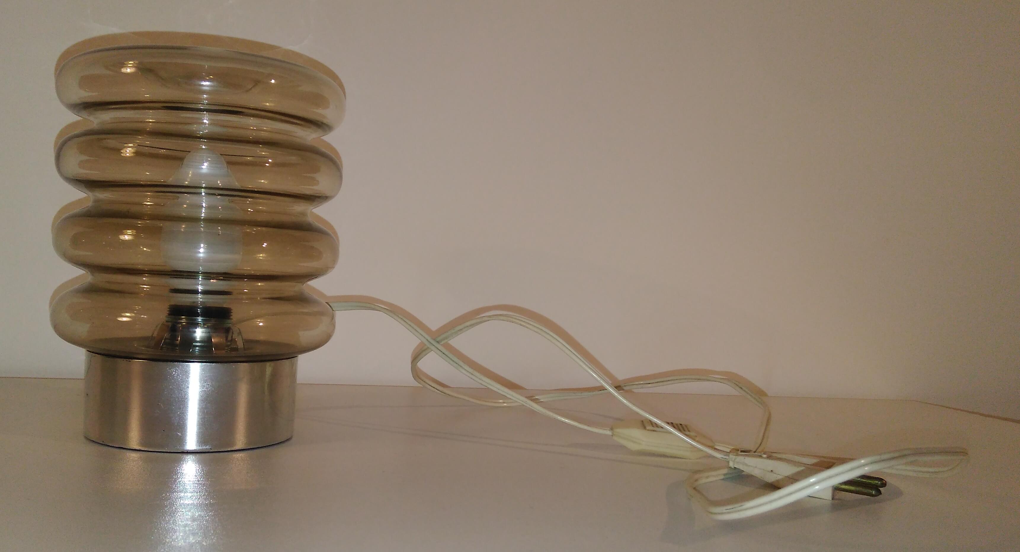 Lampe à poser verre fumé ondulé socle chromé