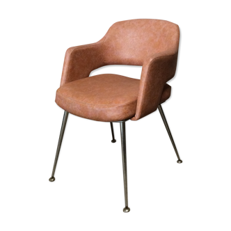 Fauteuil conférence  vintage au piétement aiguille chromé et skai rose nude